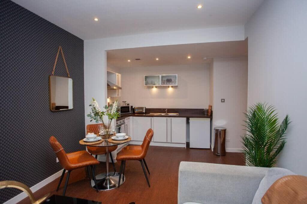 1 Bedroom Apartment In Very Central Location กลาสโกว์ ภายนอก รูปภาพ